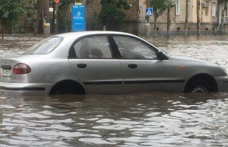 У Бердянську через сильну зливу скасували низку заходів до Дня міста, центр міста знеструмлений (ФОТО)