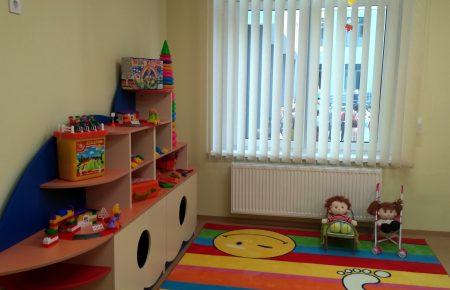 Інтерактивні дисплеї замість дошок та «опалення з землі»:  як виглядає нова школа Києва