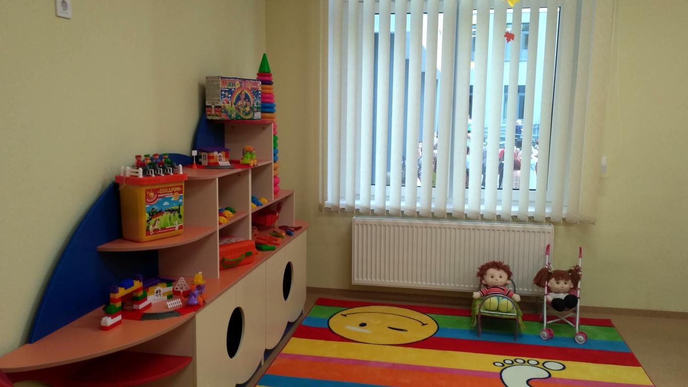 Інтерактивні дисплеї замість дошок та «опалення з землі»: як виглядає нова школа Києва