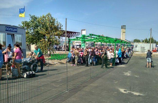 На КПВВ «Станиця Луганська» по жінці, яка впала, пробігся натовп. У неї перелом стегна