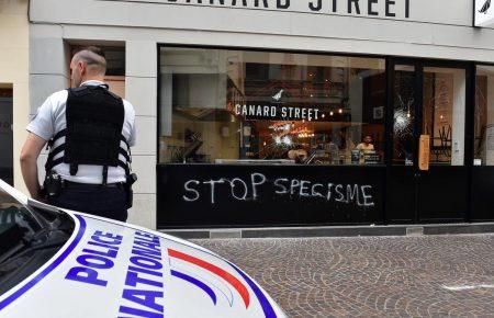 Поліція Франції затримала шістьох підозрюваних у нападі на м'ясні магазини