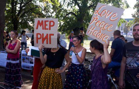 Мітинг в Ужгороді: містяни вимагають призупинити ремонтні роботи набережної (ФОТО)