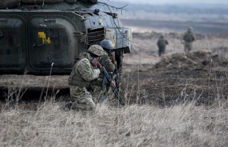 Доба на Донбасі: троє військових поранені