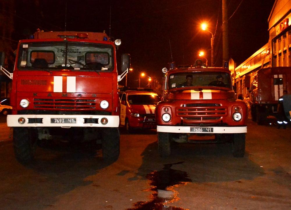 Унаслідок пожежі на СТО в Одесі сталися вибухи, 4 людей постраждали