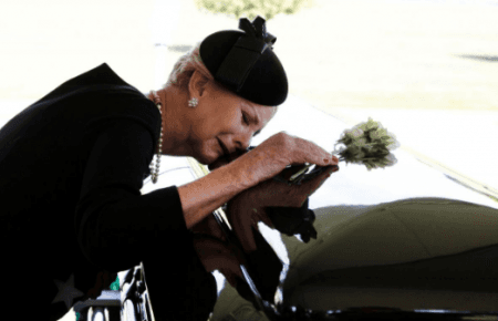 Сенатора Маккейна поховали на території Військово-морської академії США