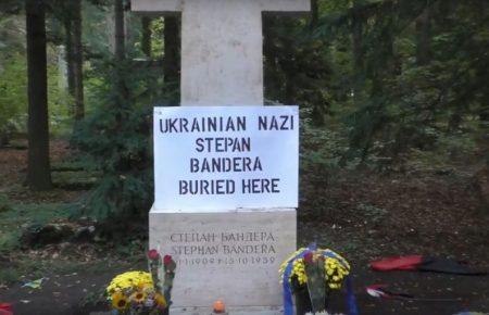 Поліція відкрила кримінальне провадження за зрив прапорів із могили Бандери у Мюнхені — консул