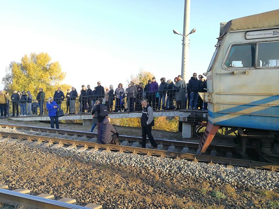 На Троєщині у Києві блокували колії міської електрички через постійні запізнення