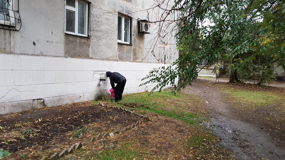 У Торецьку на Донеччині мешканці збирають дощову воду через відсутність водопостачання