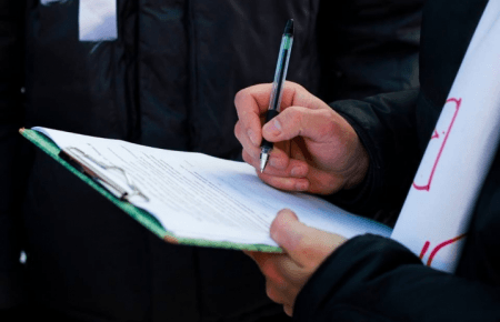 Українці вважають найбільшою загрозою економічний занепад, захоплення територій Росією на другому місці — опитування