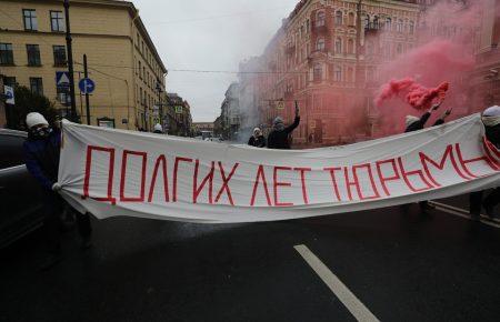 «Довгих років в’язниці»: у Росії провели акцію до дня народження Путіна, на ній затримали 4 людей 