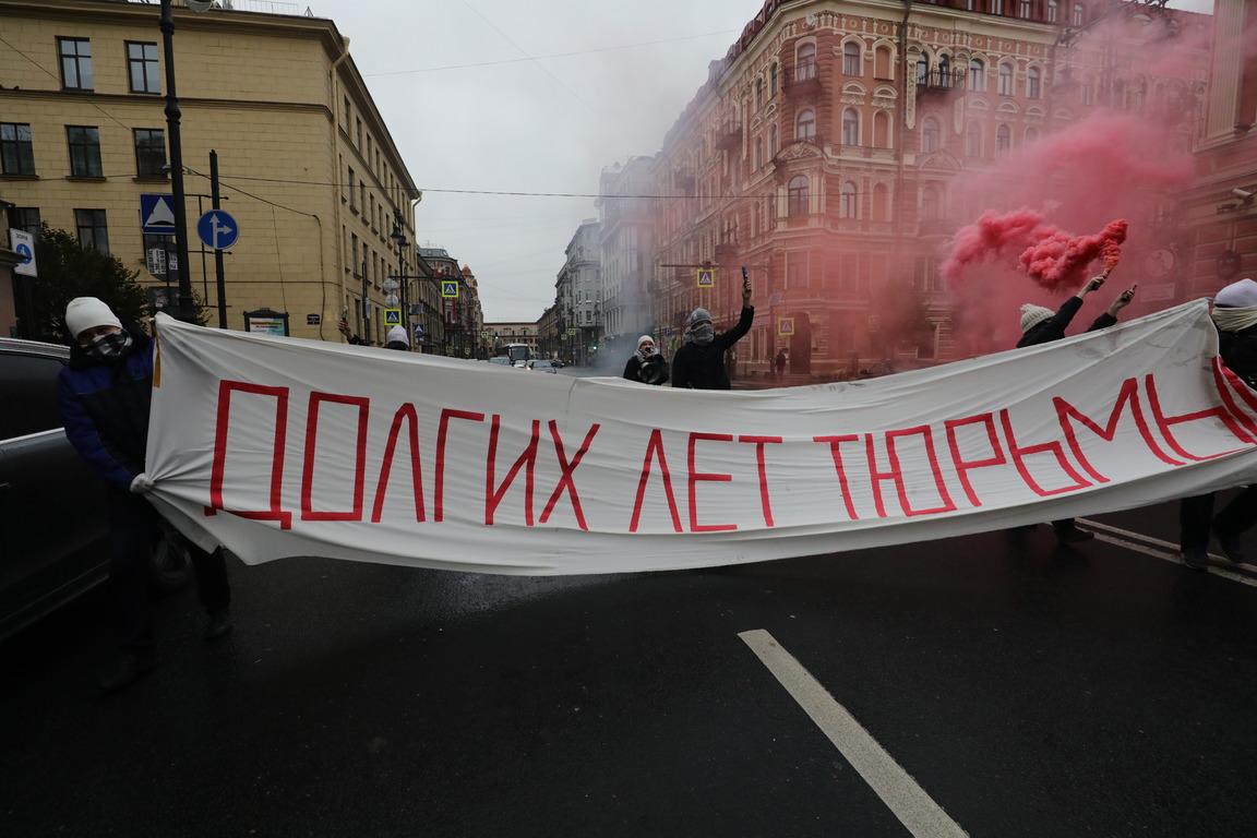 «Довгих років в’язниці»: у Росії провели акцію до дня народження Путіна, на ній затримали 4 людей 