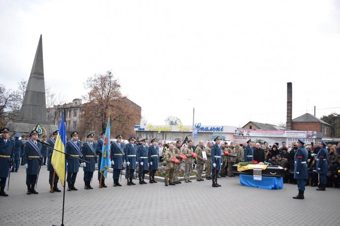 В Умані попрощались із загиблим пілотом літака СУ-27