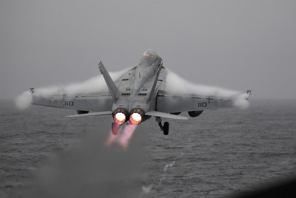 Американський авіаносець вперше за три десятиліття перетнув Північне полярне коло