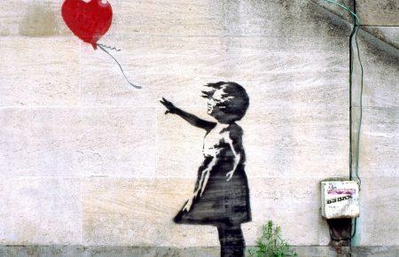 Бенксі показав, як вмонтував шредер у власну картину (ВІДЕО)