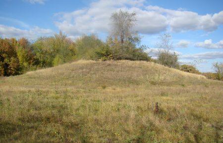 На Луганщині виявили нові кургани, один із них — на кордоні з Росією