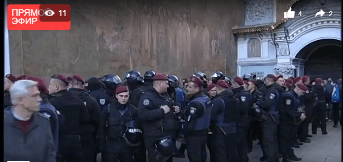 Біля Києво-Печерської Лаври поліція затримує молодих чоловіків — ЗМІ