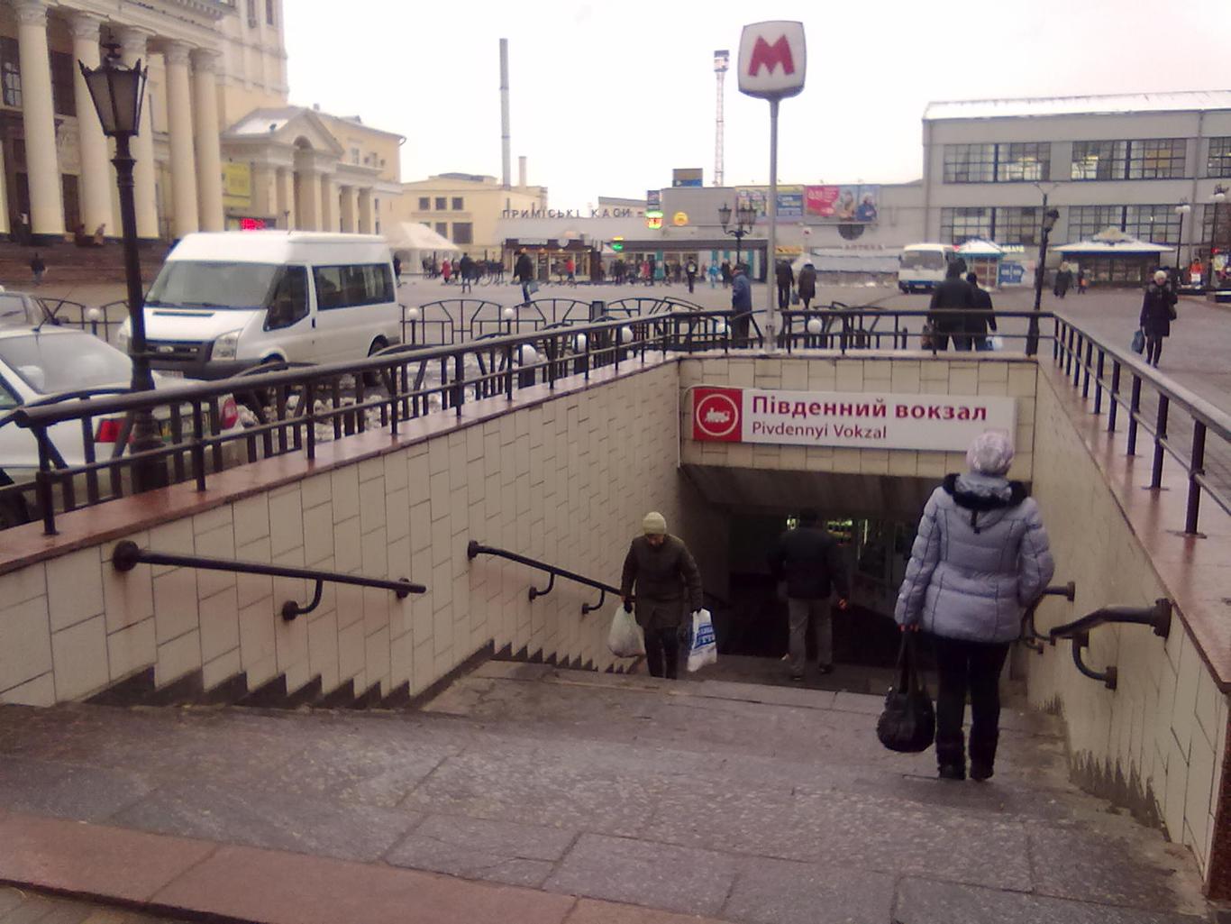 Четвертого патрульного, підозрюваного у побитті пасажирів у метро Харкова, суд відпустив під домашній арешт