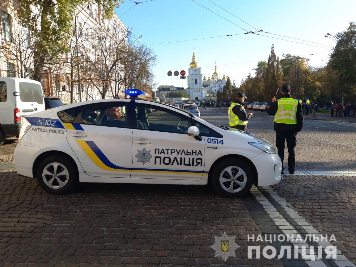 Для провокації кинули два вибухові пакети: речник МВС про вилучення намету та сутички на Майдані