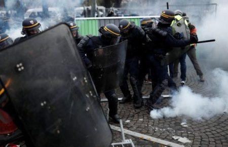 Поліція у Парижі застосувала сльозогінний газ та водомети проти демонстрантів
