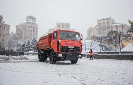 Сніг у Києві: на дороги виїхало понад 350 одиниць техніки