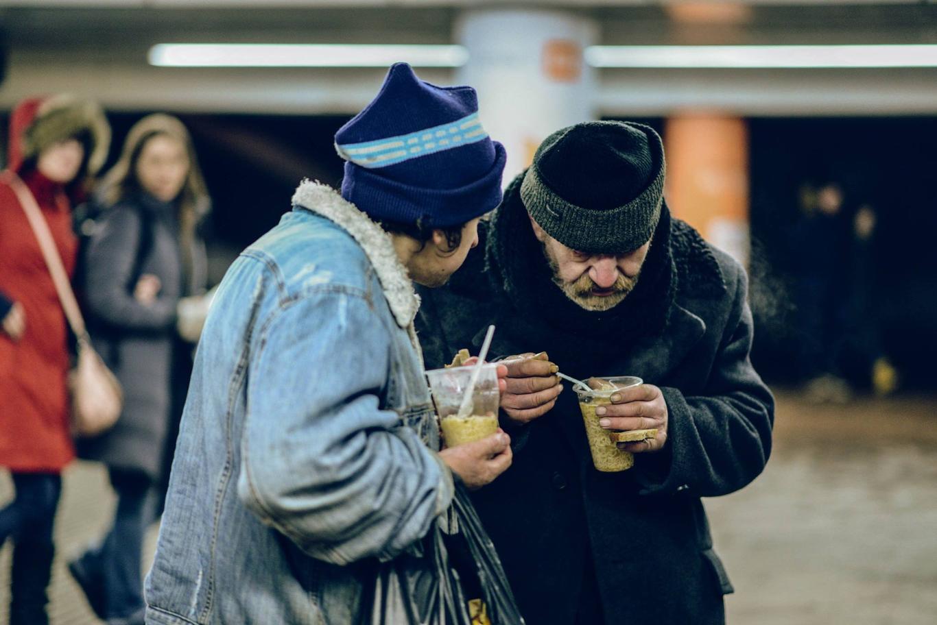 Найважливіша проблема в тому, що у бездомних не бачать людей – волонтер