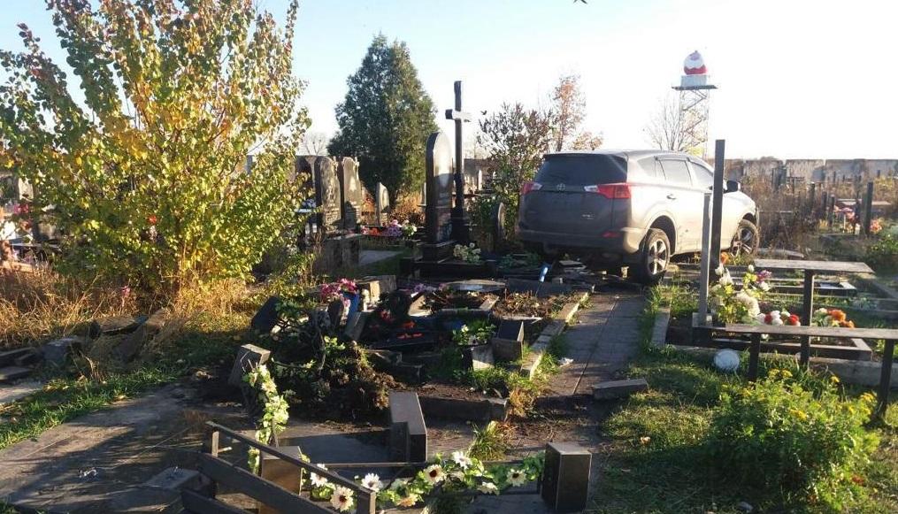 Харківський священик обіцяє відновити пам’ятники, зруйновані під час ДТП на цвинтарі