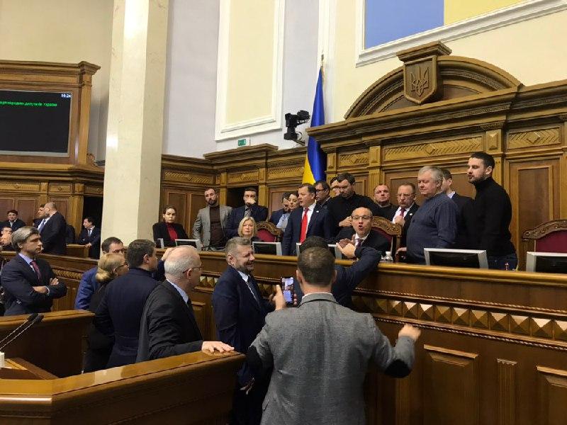 Розпочинається засідання Верховної Ради, на якому мають розглядати запровадження воєнного стану