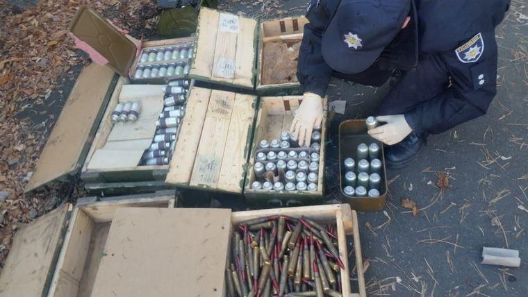 У покинутому дитячому таборі на Луганщині знайшли два арсенали зброї