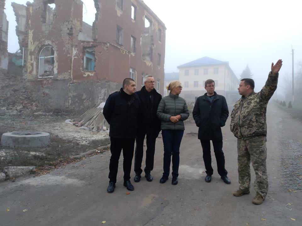 Омбудсман разом з литовською делегацією прямує до КПВВ «Станиця Луганська» (ФОТО)