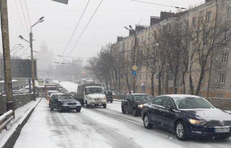 У Києві внаслідок негоди сталося майже півтисячі ДТП