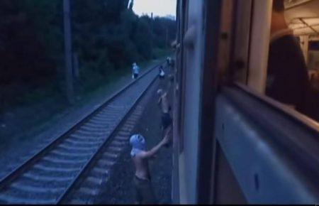 Прокуратура підозрює трьох киян у зупинці електрички та нападі на людей