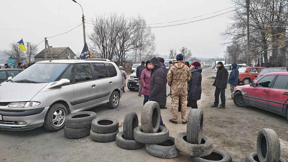 Жителі Сміли перекрили дорогу: вимагають списати борг новоутвореному підприємству