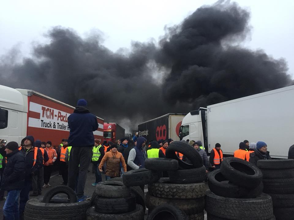 На пункті пропуску «Ягодин» сталися сутички між автомобілістами-протестувальниками і далекобійником