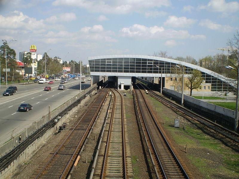 Станція метро «Дарниця» запрацювала після трьох годин призупинки роботи