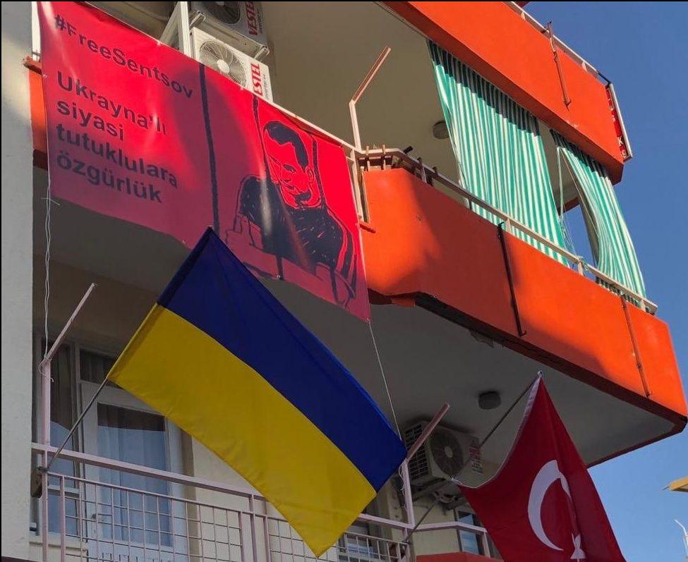 На будівлі «Українського дому» в Анталії повісили банер із закликом звільнити Сенцова
