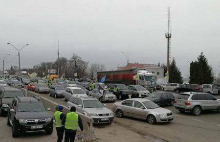 На Рівненщині під час сутичок із власниками «євроблях» двоє поліцейських отримали травми