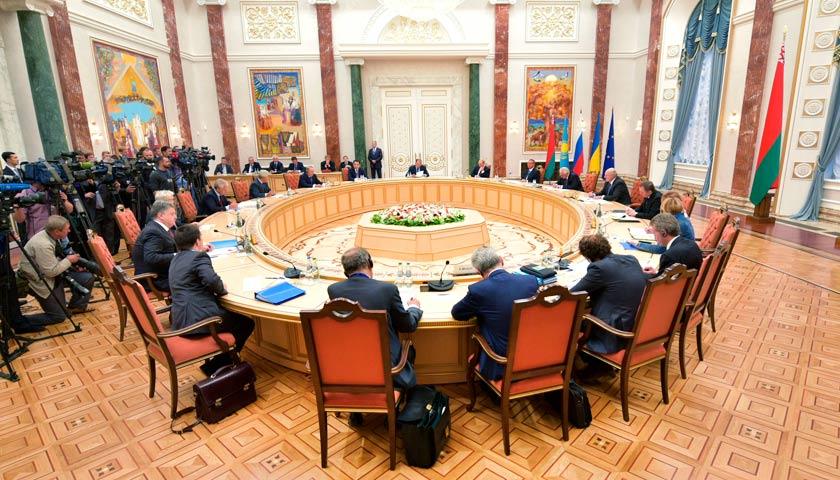 «Вибори» на Донбасі: Україна вимагає скликати термінове засідання ТКГ у Мінську