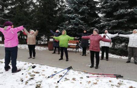 За місяць занять у пенсіонерів стабілізувалися тиск і сон — активістка про безкоштовні курси зі Скандинавської ходьби