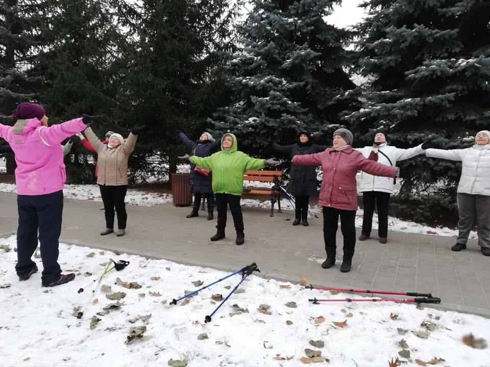 За місяць занять у пенсіонерів стабілізувалися тиск і сон — активістка про безкоштовні курси зі Скандинавської ходьби