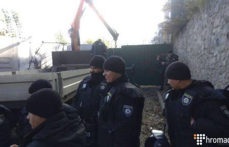 У Києві під час акції проти будівництва готелю на Андріївському узвозі кинули піротехніку — поліція