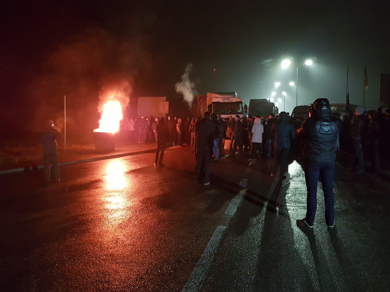 Власники автівок з єврономерами продовжують блокувати кордон — прикордонники