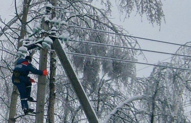 Жителі 128 населених пунктів України залишилися без світла через негоду