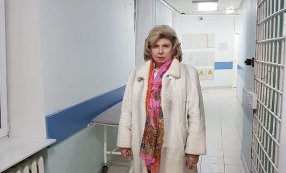 Російська обмудсмен відвідала поранених українських моряків та заявила, що їх утримують у гарних умовах