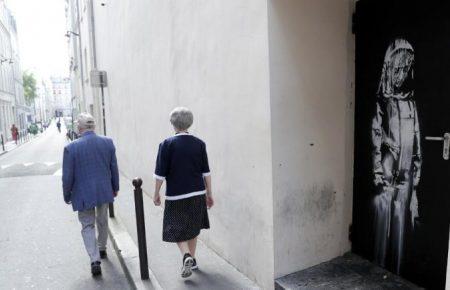 У Парижі викрали картину Бенксі, намальовану на дверях концертного залу Батаклан