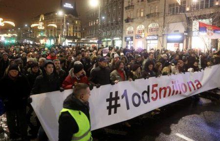 Протести у Белграді: тисячі сербів вийшли на вулиці з вимогою до президента піти у відставку