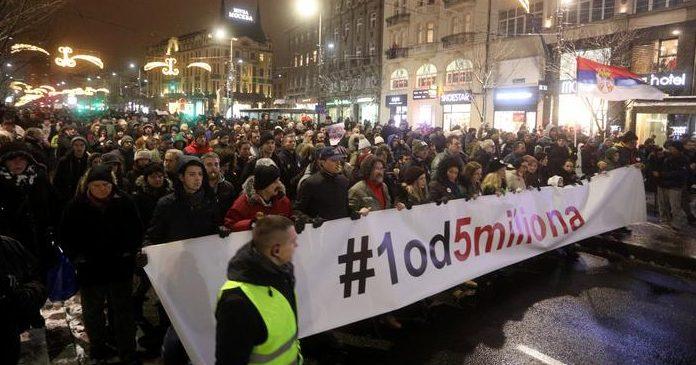 Протести у Белграді: тисячі сербів вийшли на вулиці з вимогою до президента піти у відставку