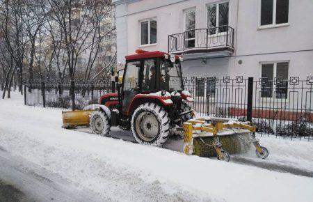 Негода у Києві: снігоприбиральна техніка працює у посиленому режимі