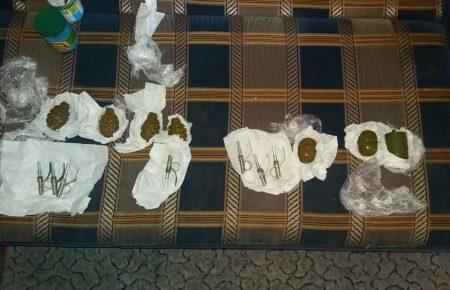 СБУ Харкова заявила про затримання бойовика зі з арсеналом зброї (відео)