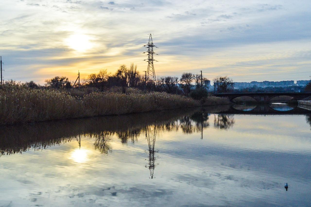 Маріуполь — місто моря, кольорового диму і корабельних кранів