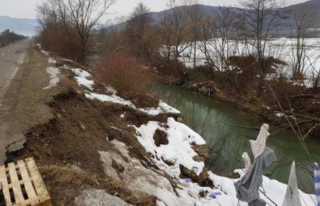 На Закарпатті через зсув ґрунту пошкоджена дорога «Перечин — Свалява»